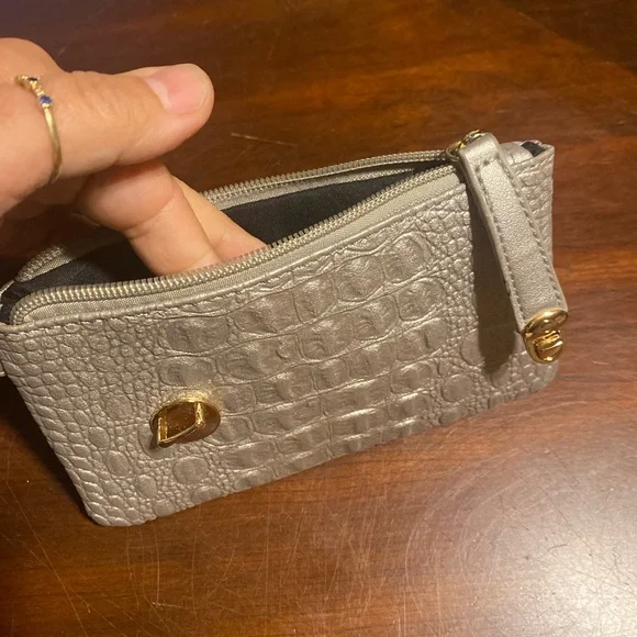 Chic Silver Crocodile-Patterned Wristlet - Picture 2 of 2